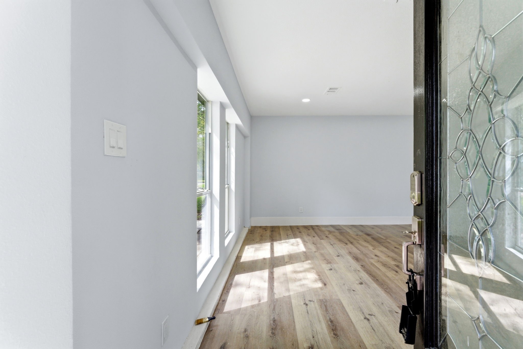910 Beaver Bend Road Houston, TX 77088 - Photo 32 of 48 an empty room with wooden floor and windows