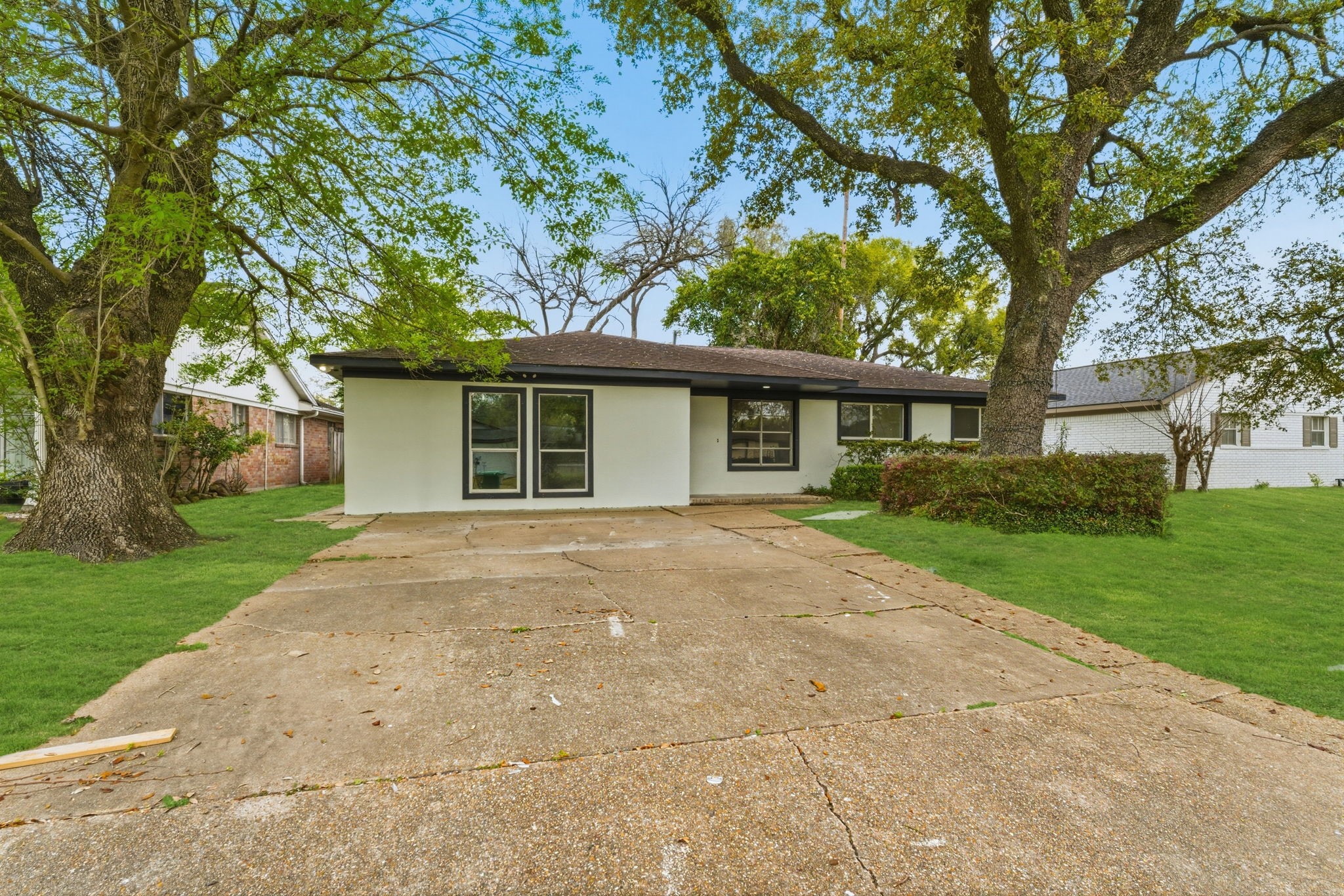 910 Beaver Bend Road Houston, TX 77088 - Photo 4 of 48 Spacious driveway and clean modern façade combine style and functionality, offering plenty of parking and effortless curb appeal.