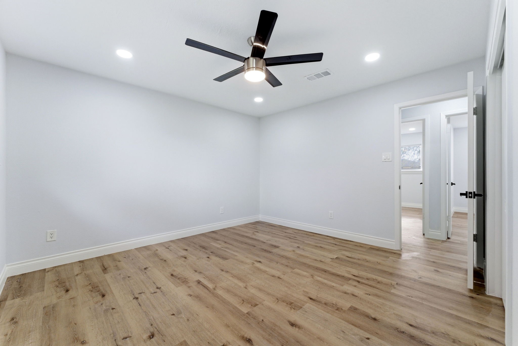 910 Beaver Bend Road Houston, TX 77088 - Photo 43 of 48 an empty room