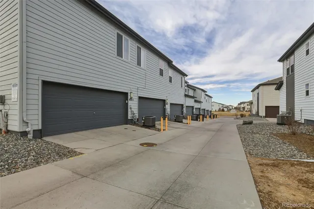 a view of backyard of the house