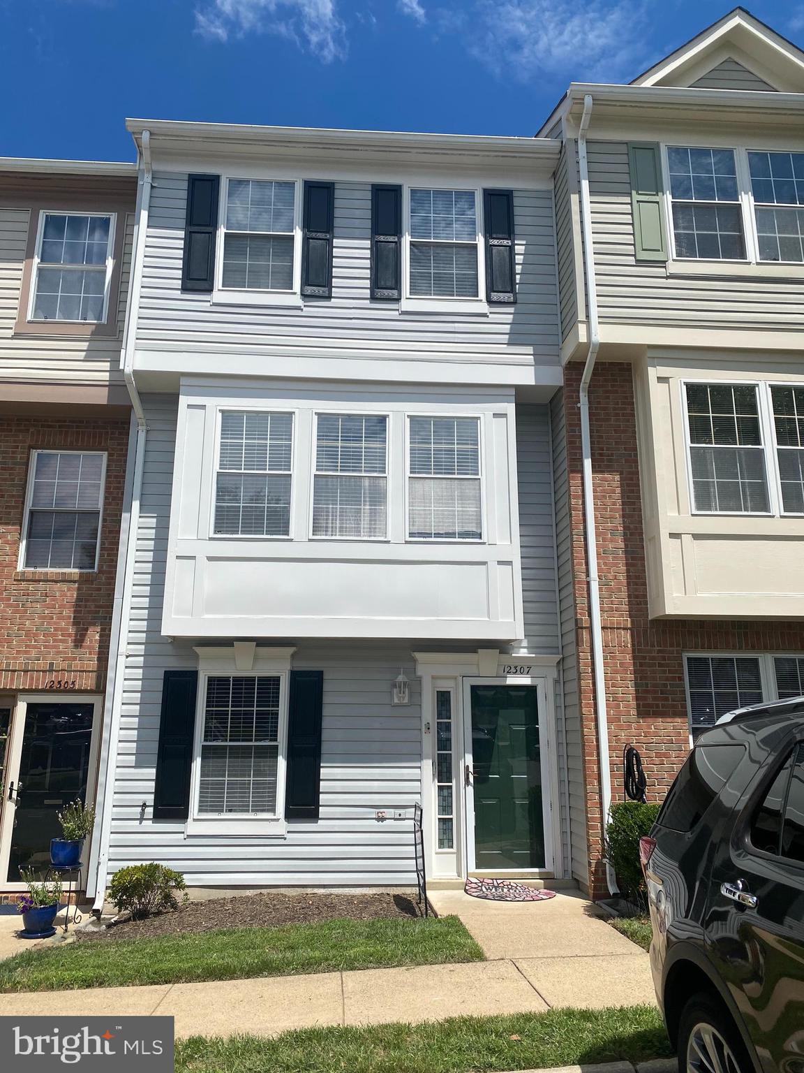 Newly replaced siding /roof, designer decor