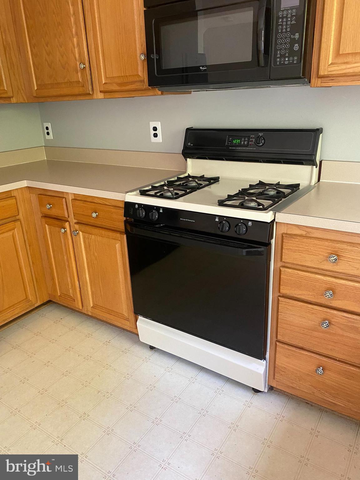 12307 Newcastle Loop Woodbridge, VA 22192 - Photo 3 of 15 Fully equipped kitchen gas cooking