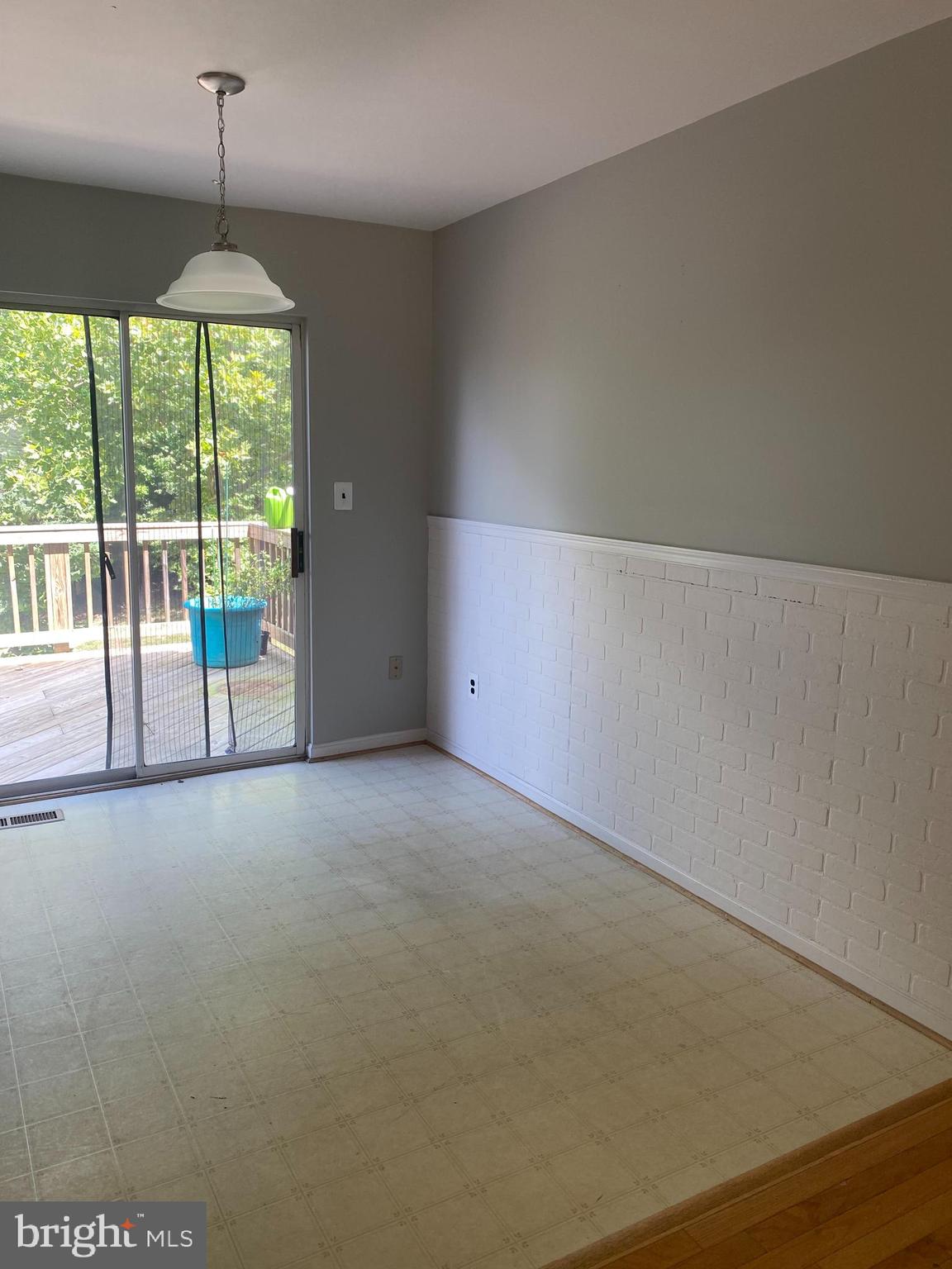 12307 Newcastle Loop Woodbridge, VA 22192 - Photo 5 of 15 Large eat in kitchen