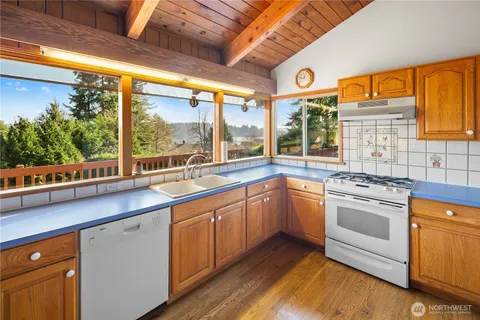 $1,100,000 | 22516 100th Place Southwest, Vashon, WA 98070