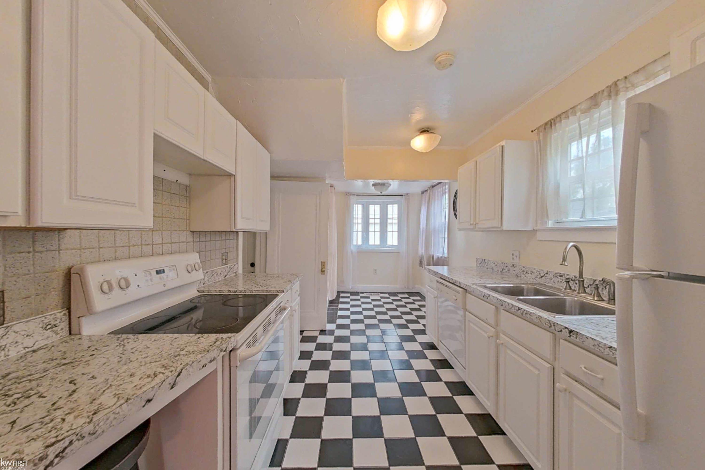 48 East Iroquois Road Pontiac, MI 48341 - Photo 10 of 52