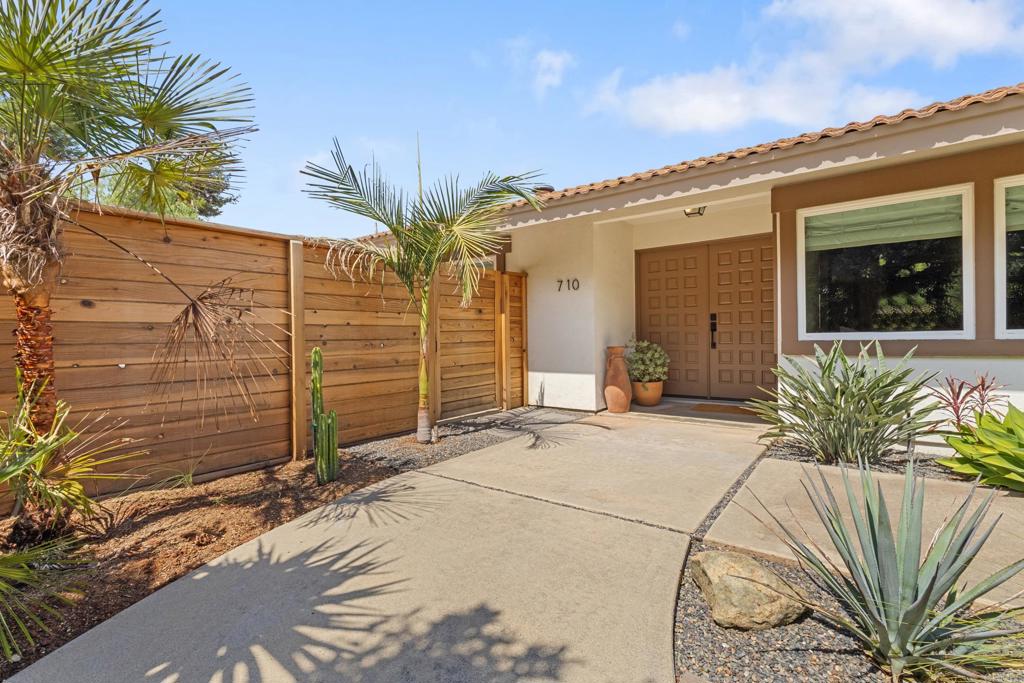 710 Edelweiss Lane Encinitas, CA 92024 - Photo 25 of 32 a view of a entryway