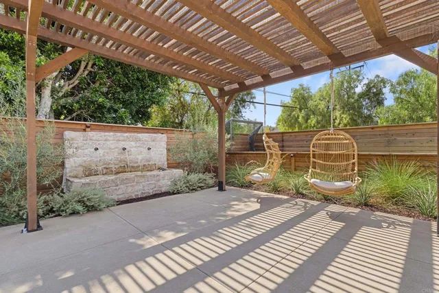 a view of a backyard