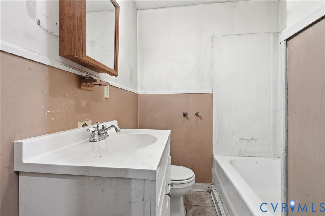 3220 Greenway Road Gladstone, VA 24553 - Photo 21 of 29 a bathroom with a sink a toilet and bathtub