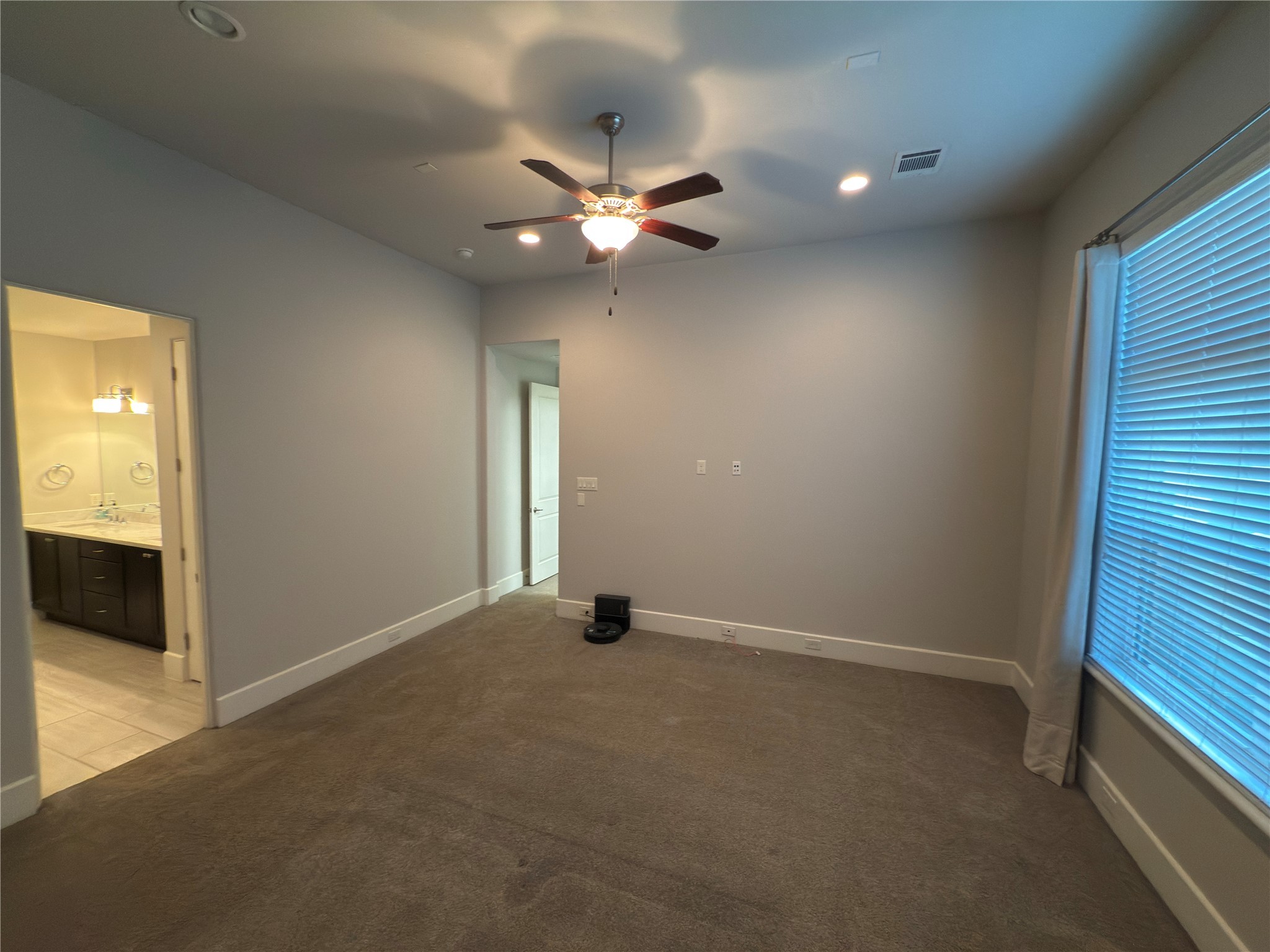 5640 Larkin Street Houston, TX 77007 - Photo 18 of 36 an empty room with closet and a chandelier fan