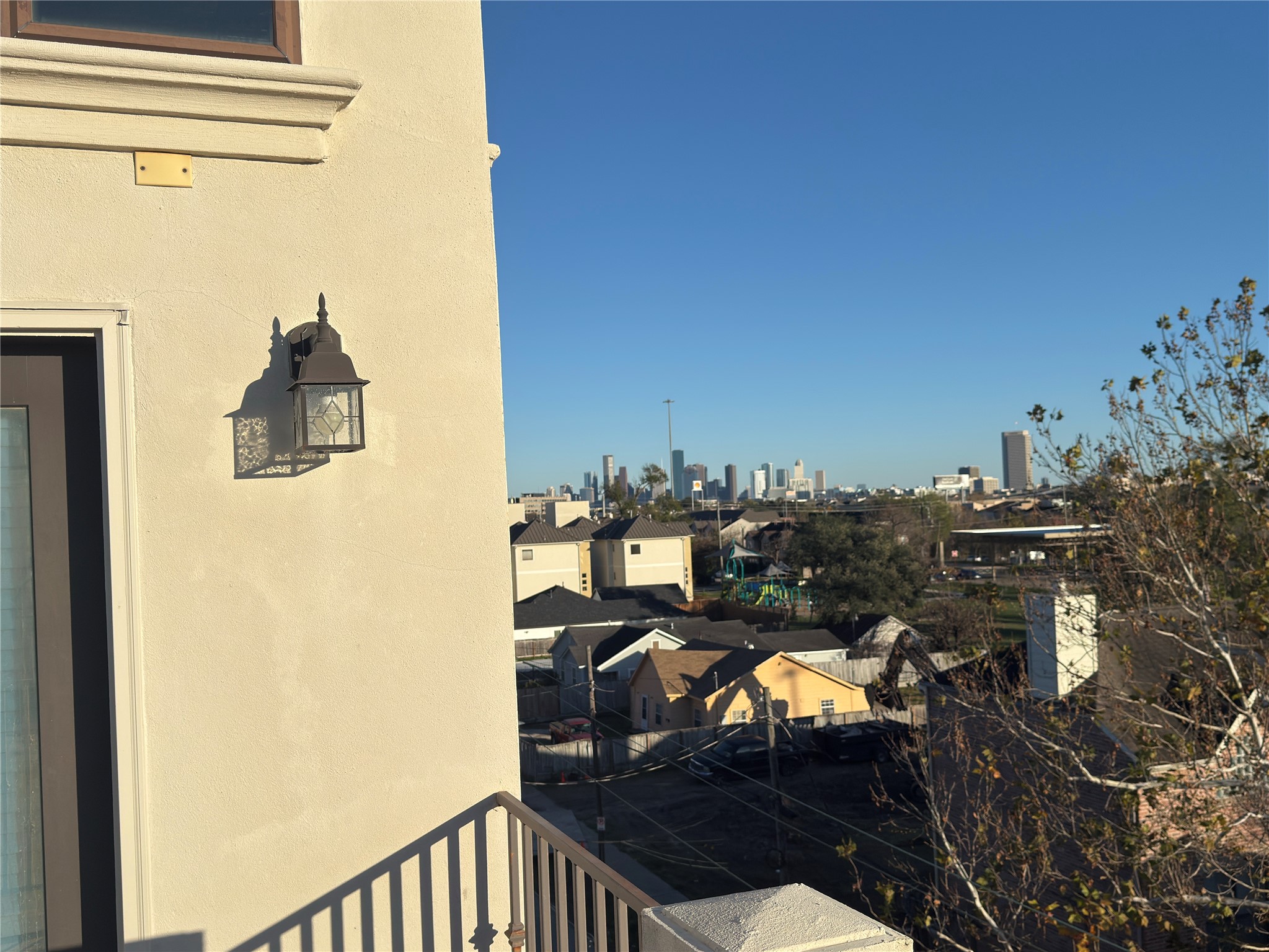 5640 Larkin Street Houston, TX 77007 - Photo 29 of 36 a view of a balcony