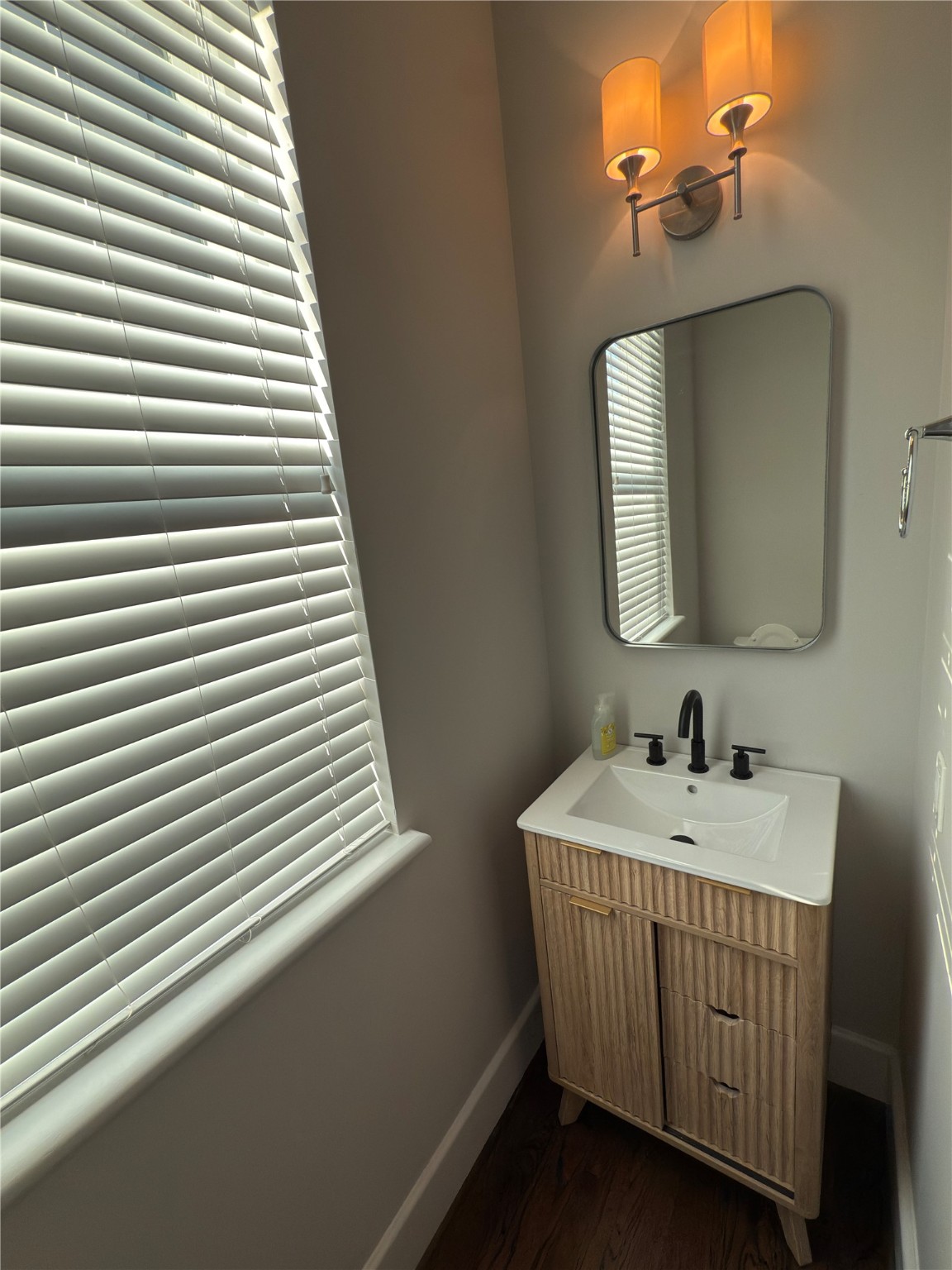 5640 Larkin Street Houston, TX 77007 - Photo 31 of 36 a bathroom with a sink and a mirror