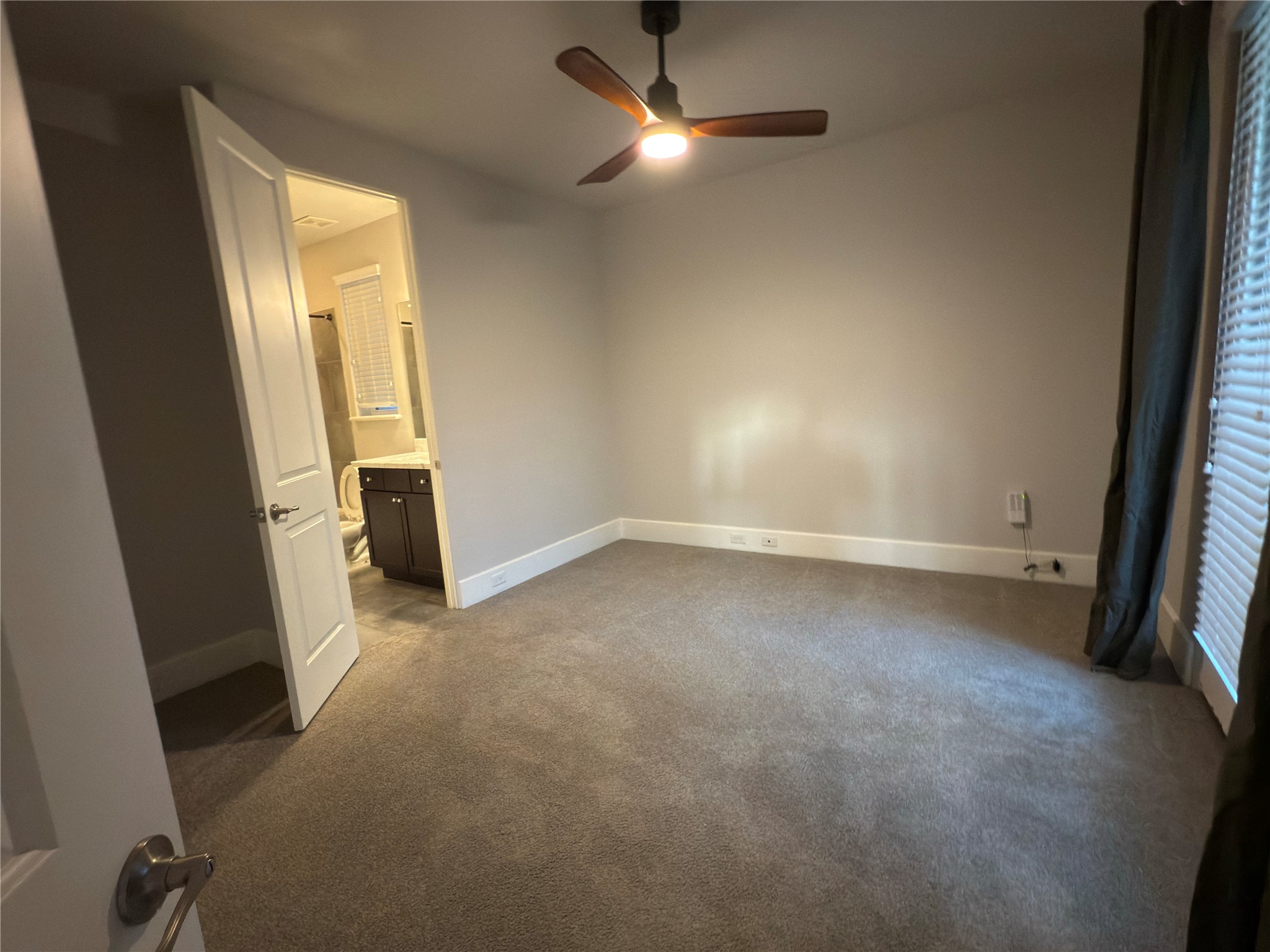 5640 Larkin Street Houston, TX 77007 - Photo 33 of 36 an empty room with windows and entrance