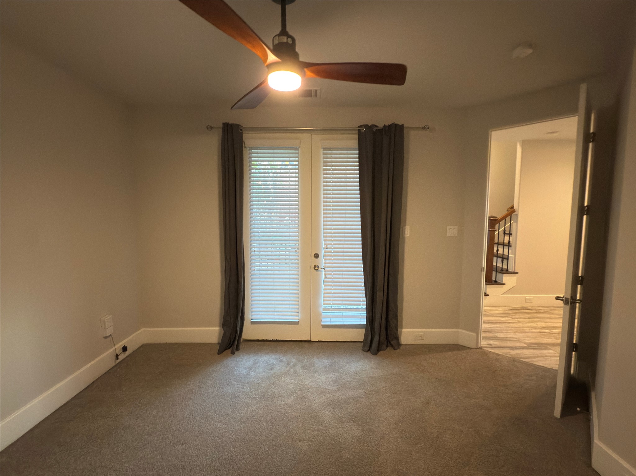 5640 Larkin Street Houston, TX 77007 - Photo 34 of 36 an empty room with closet and windows
