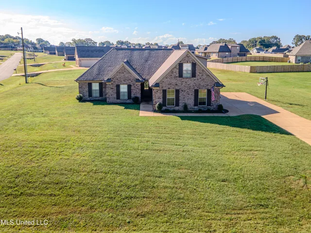 $319,900 | 310 Rocky Crk Drive, Senatobia, MS 38668