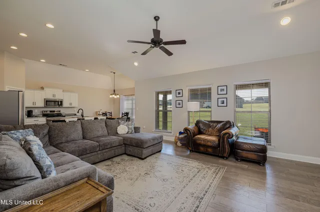 $319,900 | 310 Rocky Crk Drive, Senatobia, MS 38668