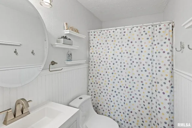 a view of a livingroom with a fireplace