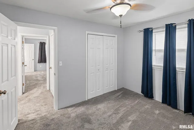 an empty room that has a mirror and a shower