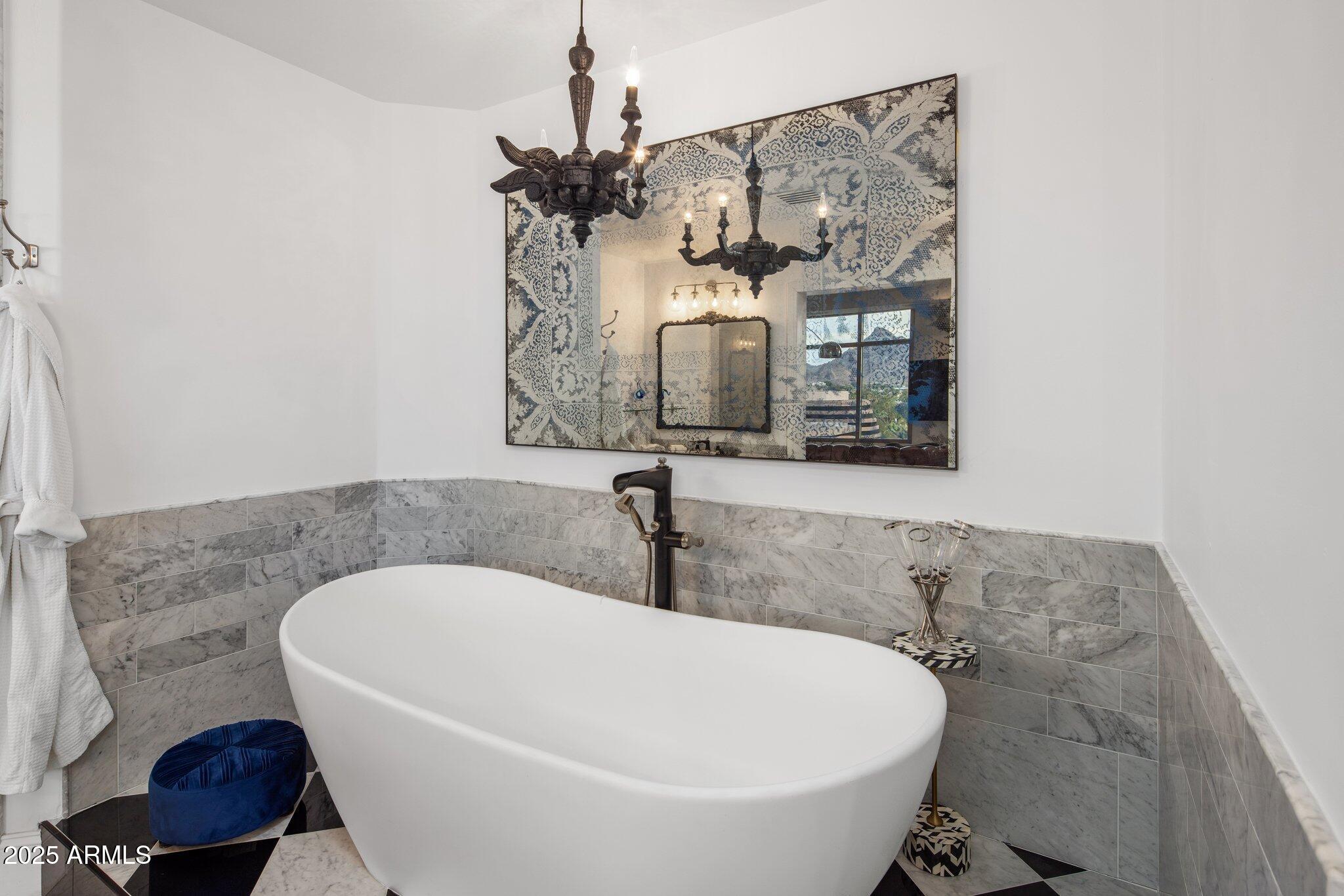 2211 East Camelback Road, Unit 902 Phoenix, AZ 85016 - Photo 23 of 37 a bathroom with a bathtub and a sink