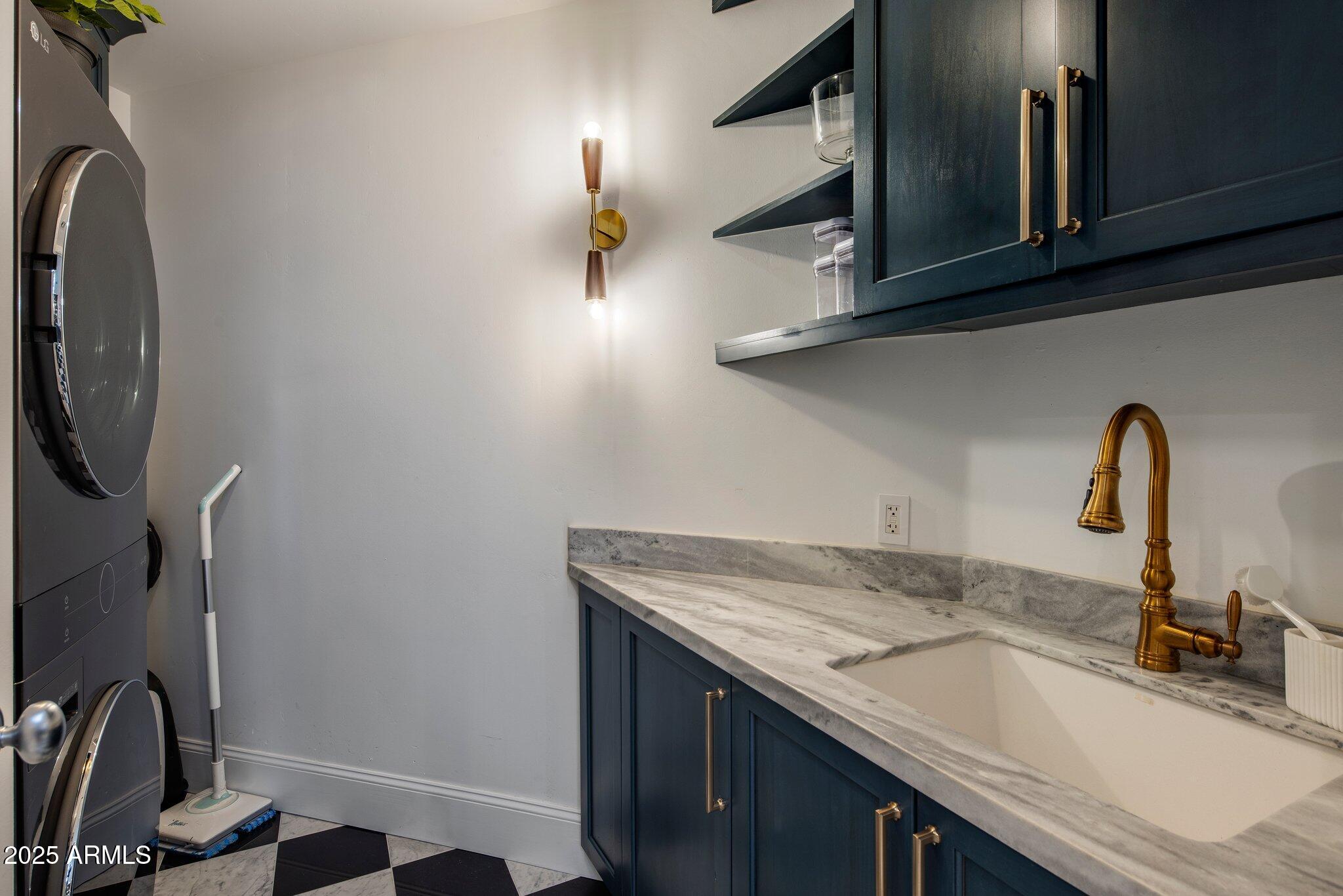 2211 East Camelback Road, Unit 902 Phoenix, AZ 85016 - Photo 37 of 37 a bathroom with a sink and a mirror