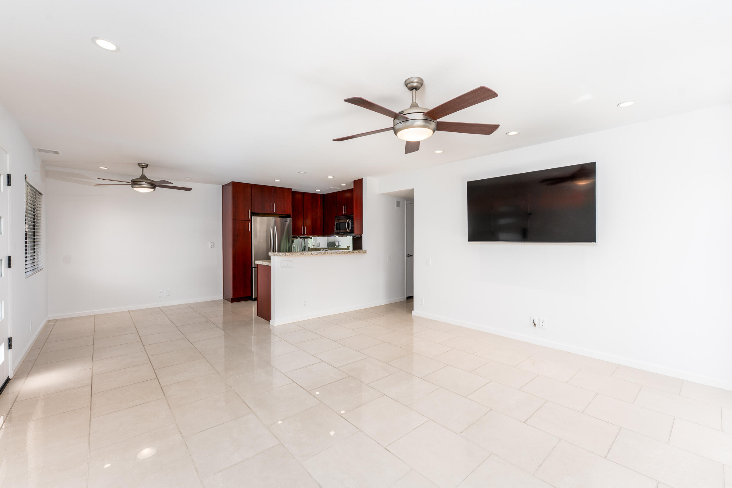 1111 East Ramon Road, Unit 29 Palm Springs, CA 92264 - Photo 5 of 39 Looking toward dining and kitchen