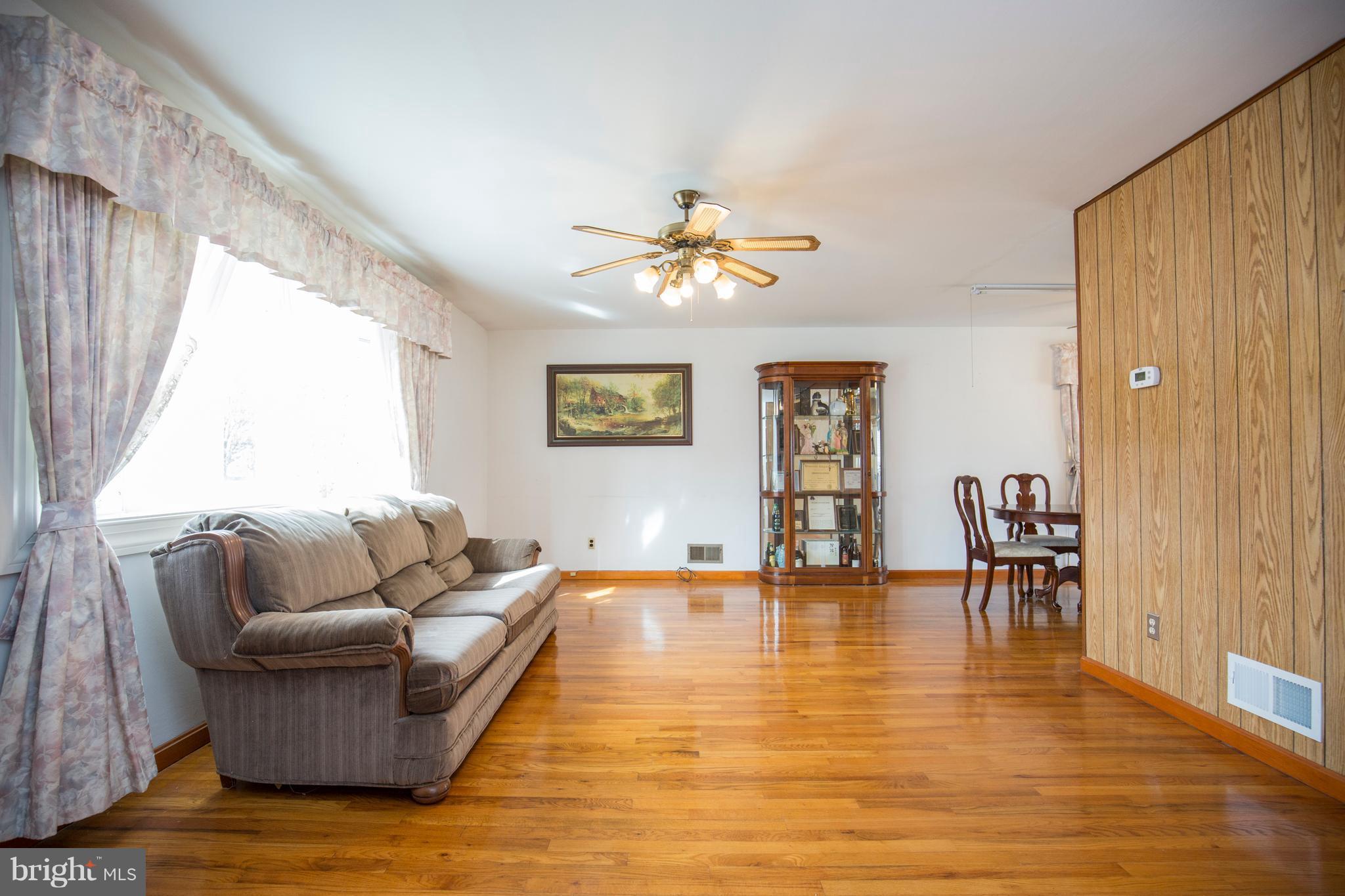 210 Ridgely Road Glen Burnie, MD 21061 - Photo 2 of 25 Living Room