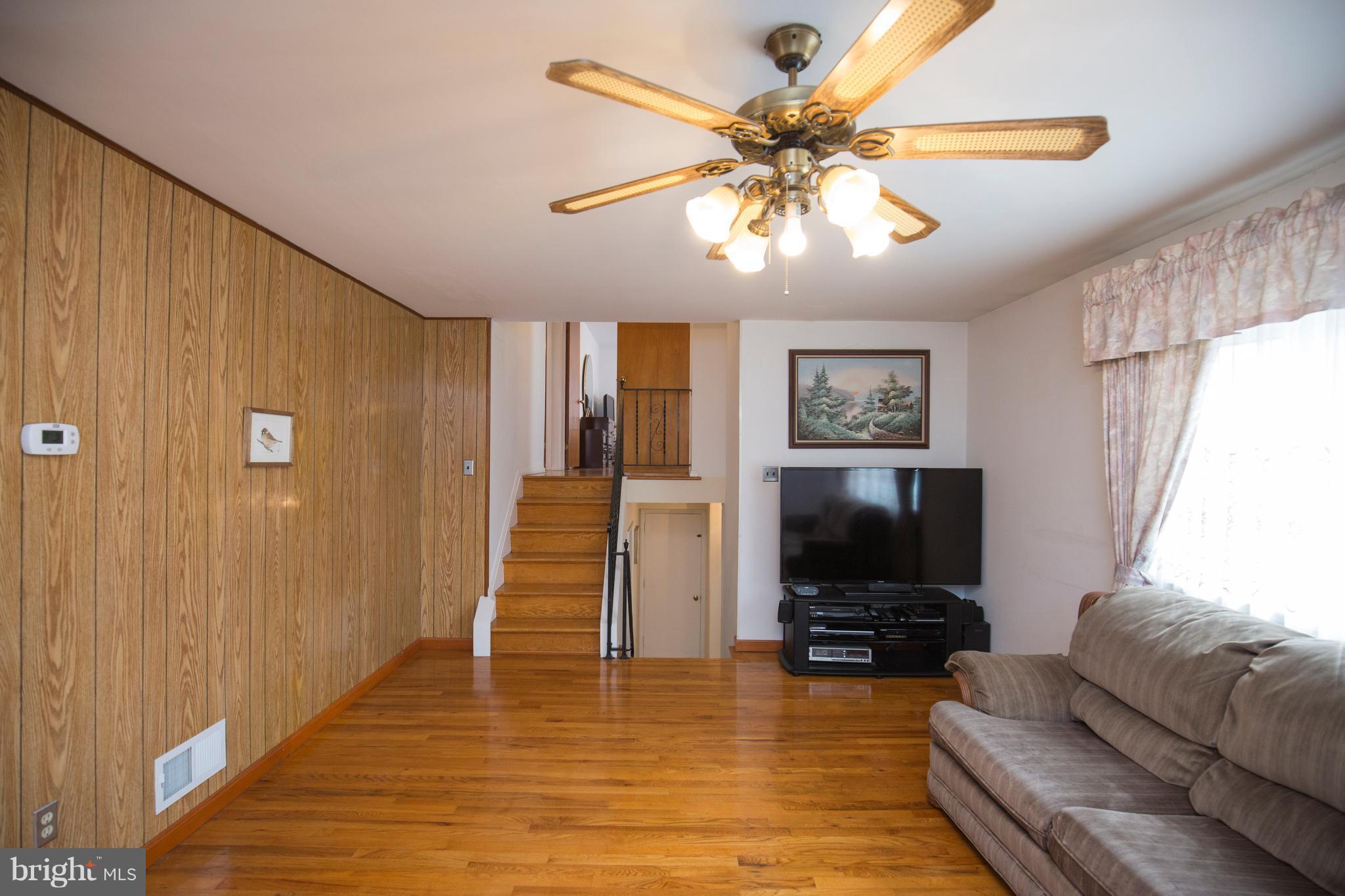 210 Ridgely Road Glen Burnie, MD 21061 - Photo 6 of 25 Living Room