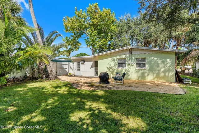 a view of a house with backyard