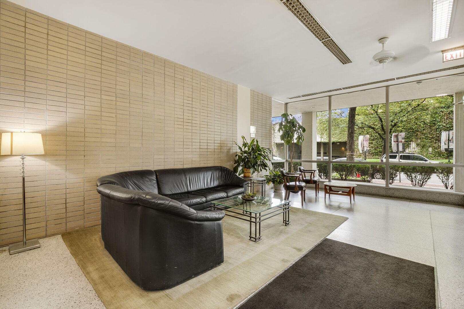 5050 South East End Avenue, Unit 7A Chicago, IL 60615 - Photo 19 of 24 a living room with patio furniture and a potted plant