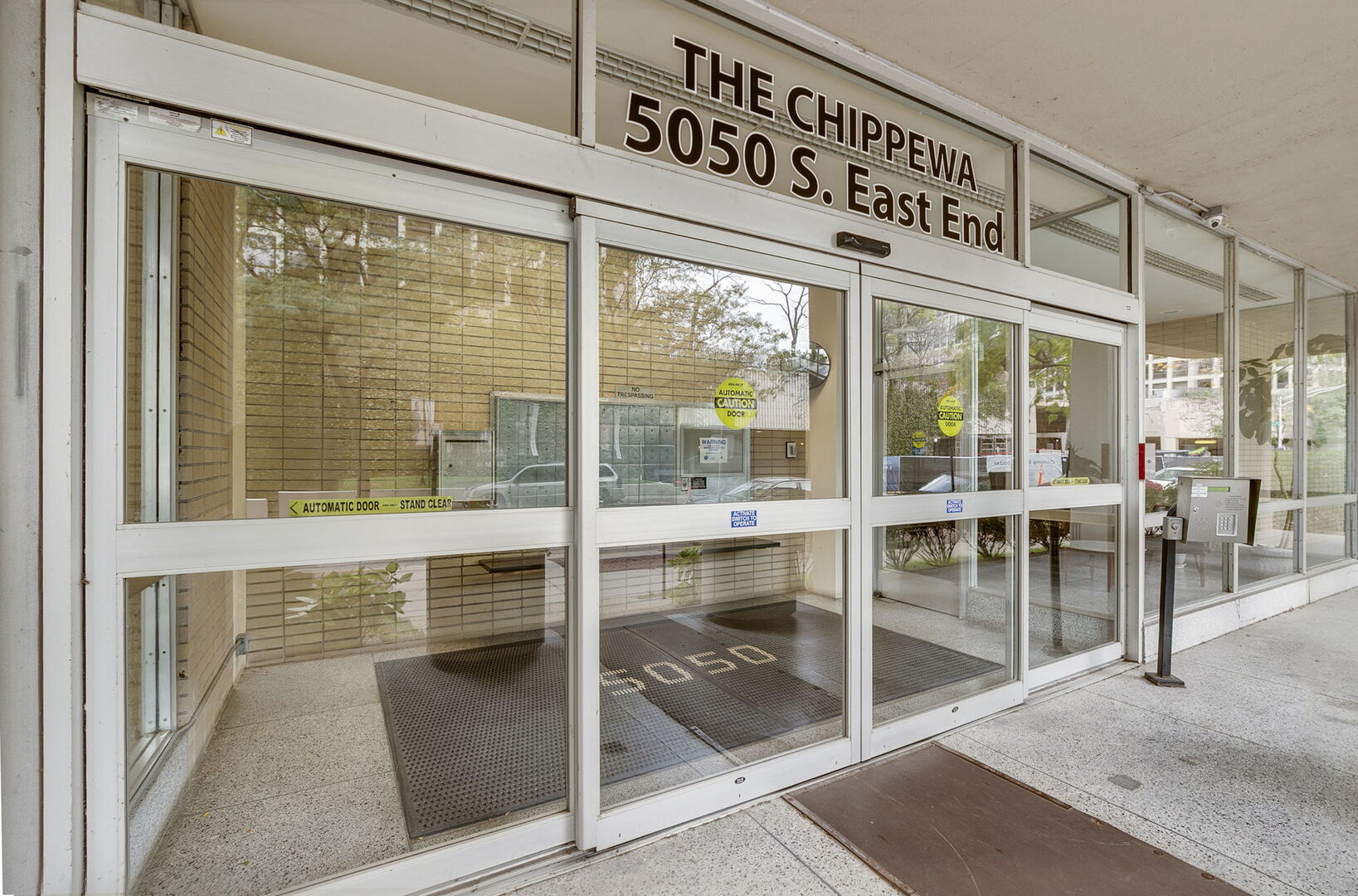 5050 South East End Avenue, Unit 7A Chicago, IL 60615 - Photo 20 of 24 a view of a porch with a table and chairs