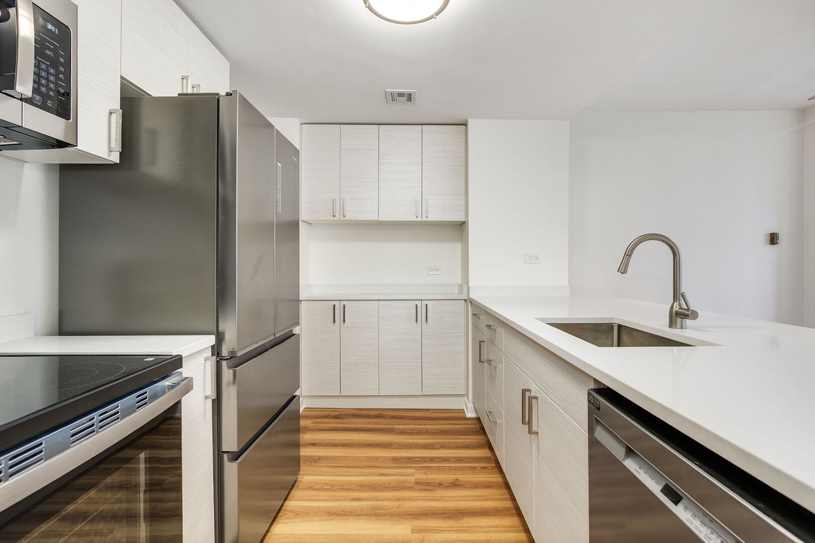 5050 South East End Avenue, Unit 7A Chicago, IL 60615 - Photo 6 of 24 a kitchen with a sink and refrigerator