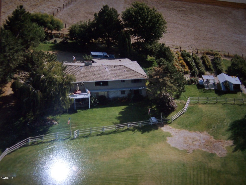 925 Swan Road Sunnyside, WA 98944 - Photo 1 of 3 an aerial view of a house