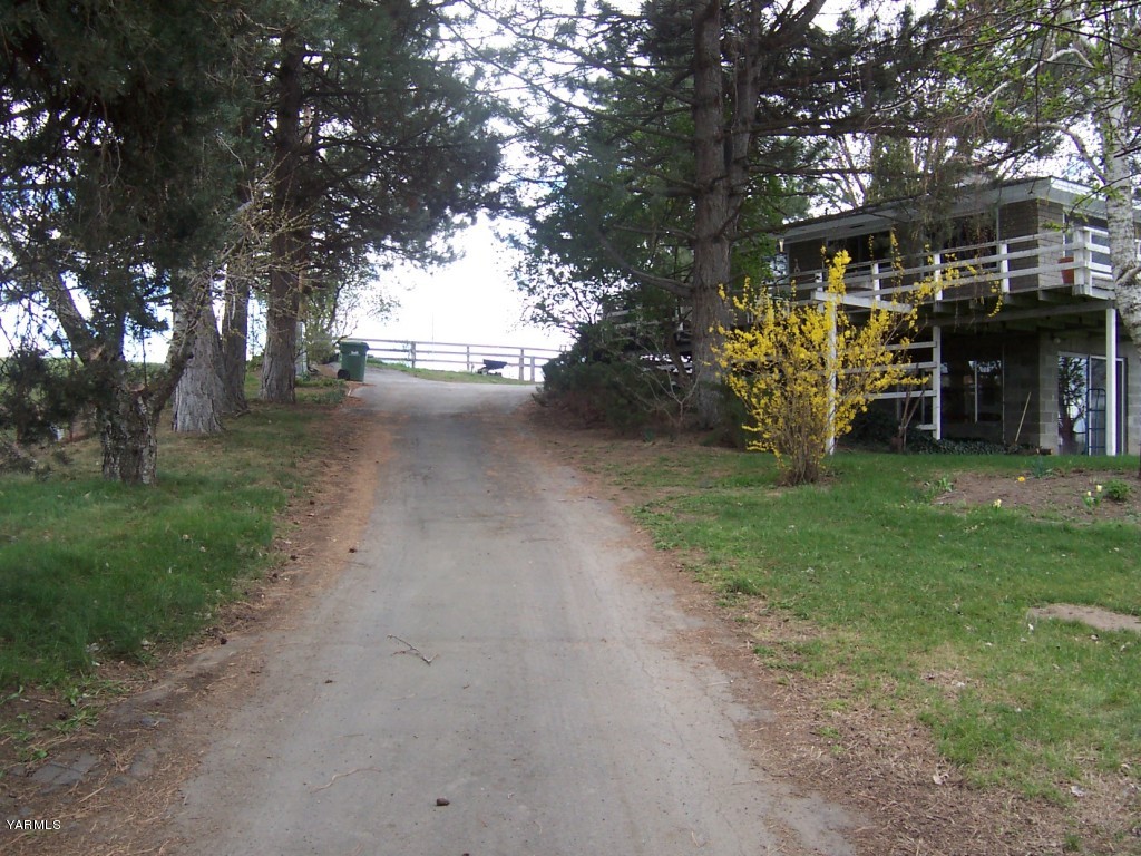 925 Swan Road Sunnyside, WA 98944 - Photo 2 of 3 a view of a park with swing plants and large trees