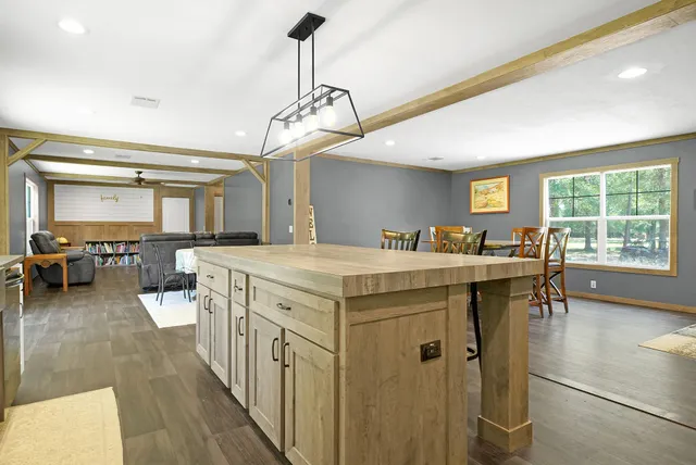 $685,000 | 39360 Highway 105, Saratoga, TX 77585