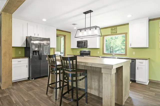 $685,000 | 39360 Highway 105, Saratoga, TX 77585