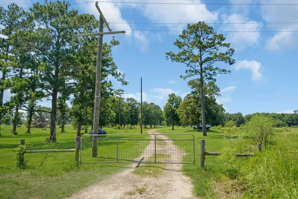 $685,000 | 39360 Highway 105, Saratoga, TX 77585
