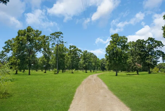 $685,000 | 39360 Highway 105, Saratoga, TX 77585