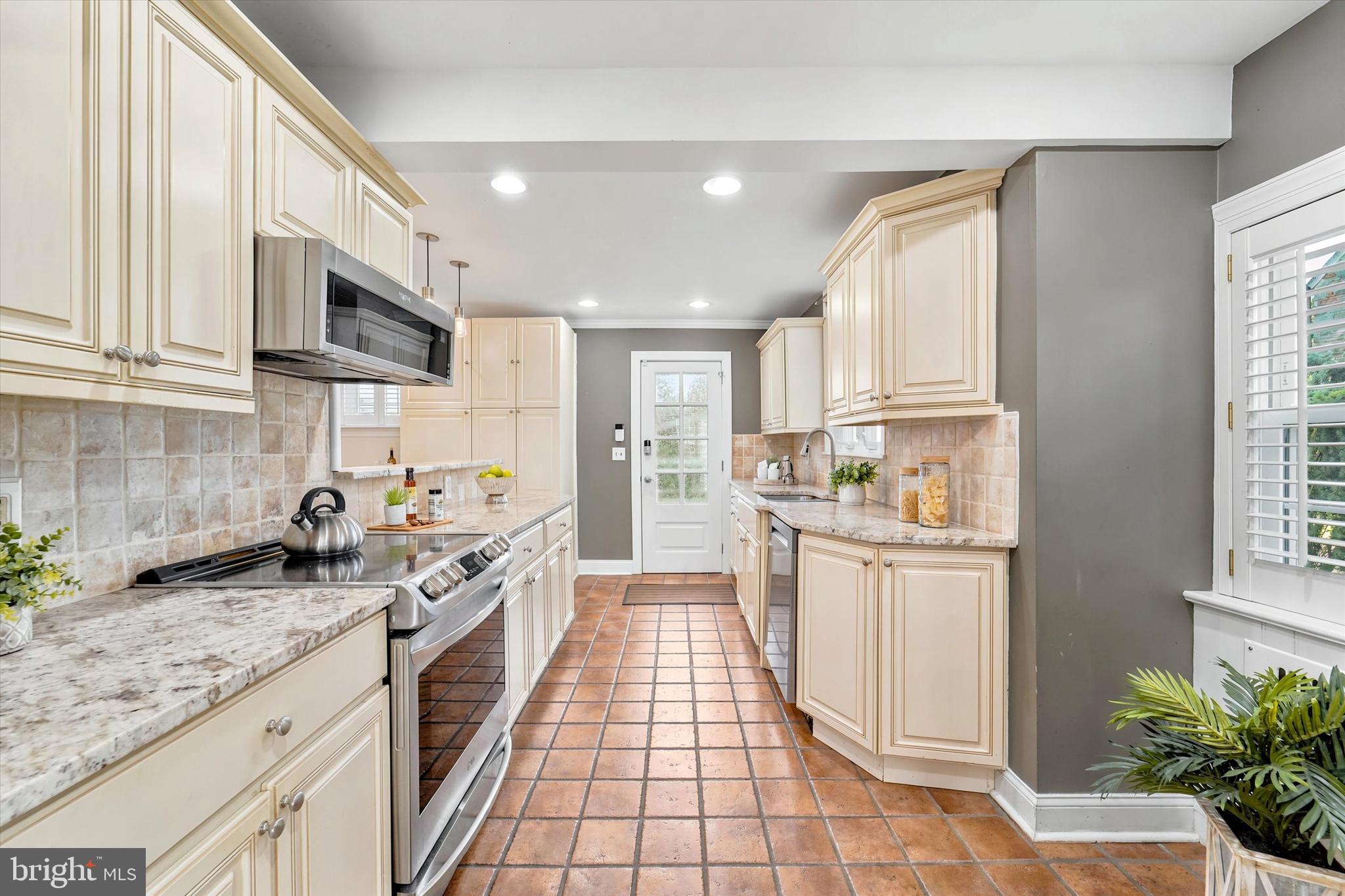 570 Strathmore Road Havertown, PA 19083 - Photo 10 of 34