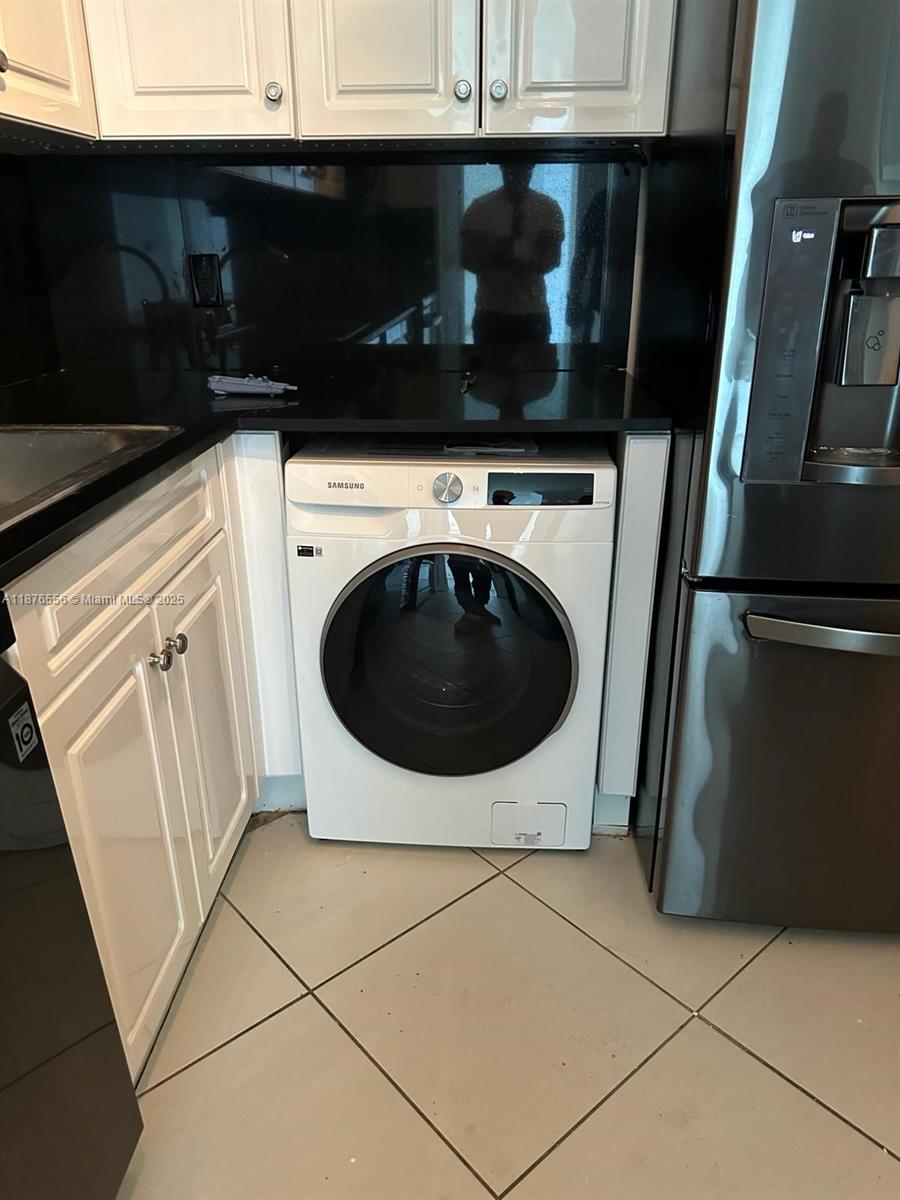 6770 Indian Creek Drive, Unit 11M Miami Beach, FL 33141 - Photo 4 of 10 a utility room with dryer and washer