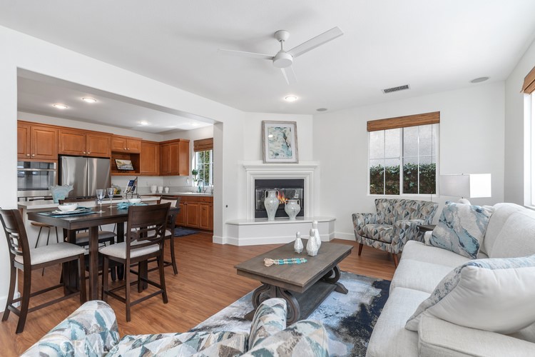 309 Flint Avenue Long Beach, CA 90814 - Photo 17 of 37 a living room with furniture and a window