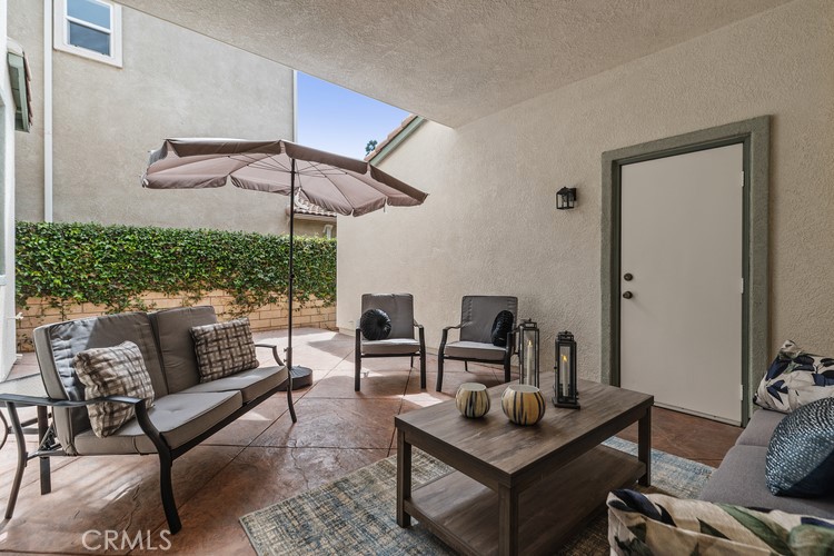 309 Flint Avenue Long Beach, CA 90814 - Photo 28 of 37 a living room with furniture and a potted plant