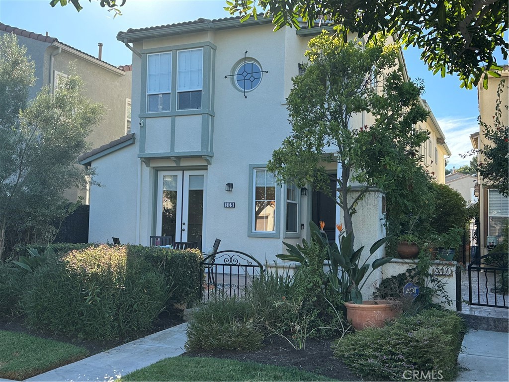 309 Flint Avenue Long Beach, CA 90814 - Photo 37 of 37 a front view of a house with garden