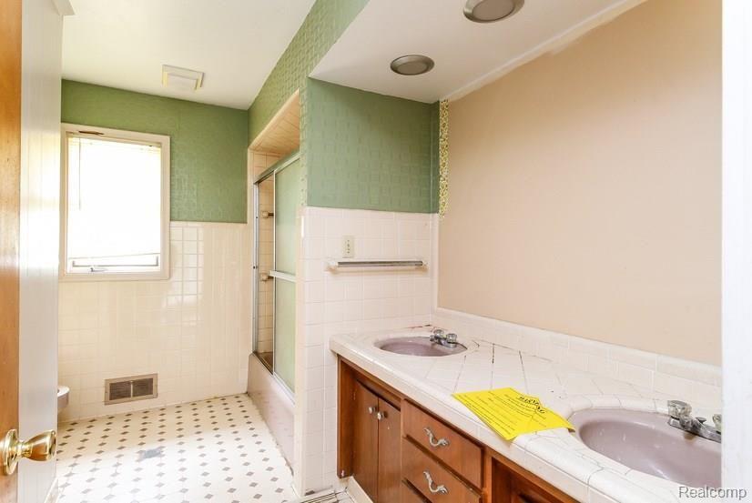 12499 West Herbison Road Eagle, MI 48822 - Photo 17 of 24 017-3918694-small.jpg