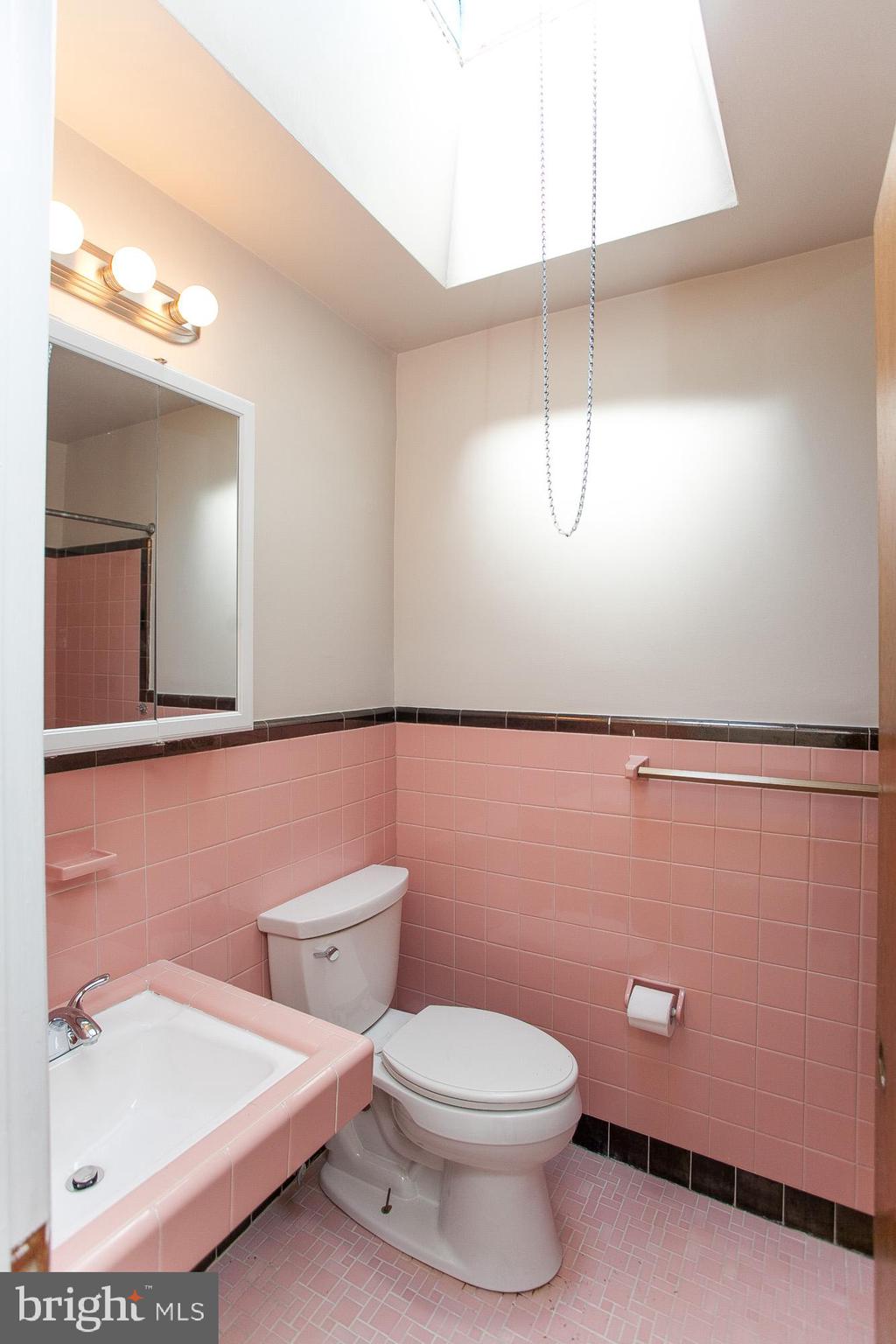 176 Juniper Road Havertown, PA 19083 - Photo 16 of 26 Hall Bath