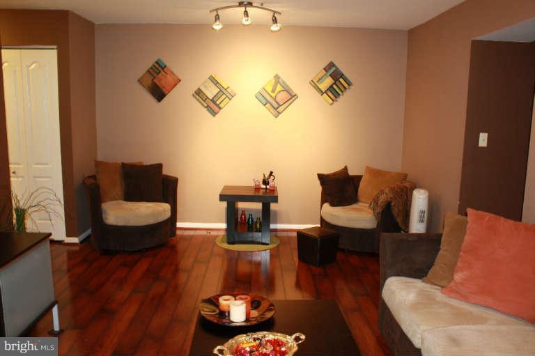 8337 Montgomery Run Road, Unit B Ellicott City, MD 21043 - Photo 5 of 28 Living Room
