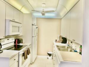 1050 Cornwall C Boca Raton, FL 33434 - Photo 2 of 27 Kitchen