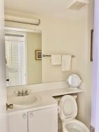 1050 Cornwall C Boca Raton, FL 33434 - Photo 8 of 27 1/2 Bathroom