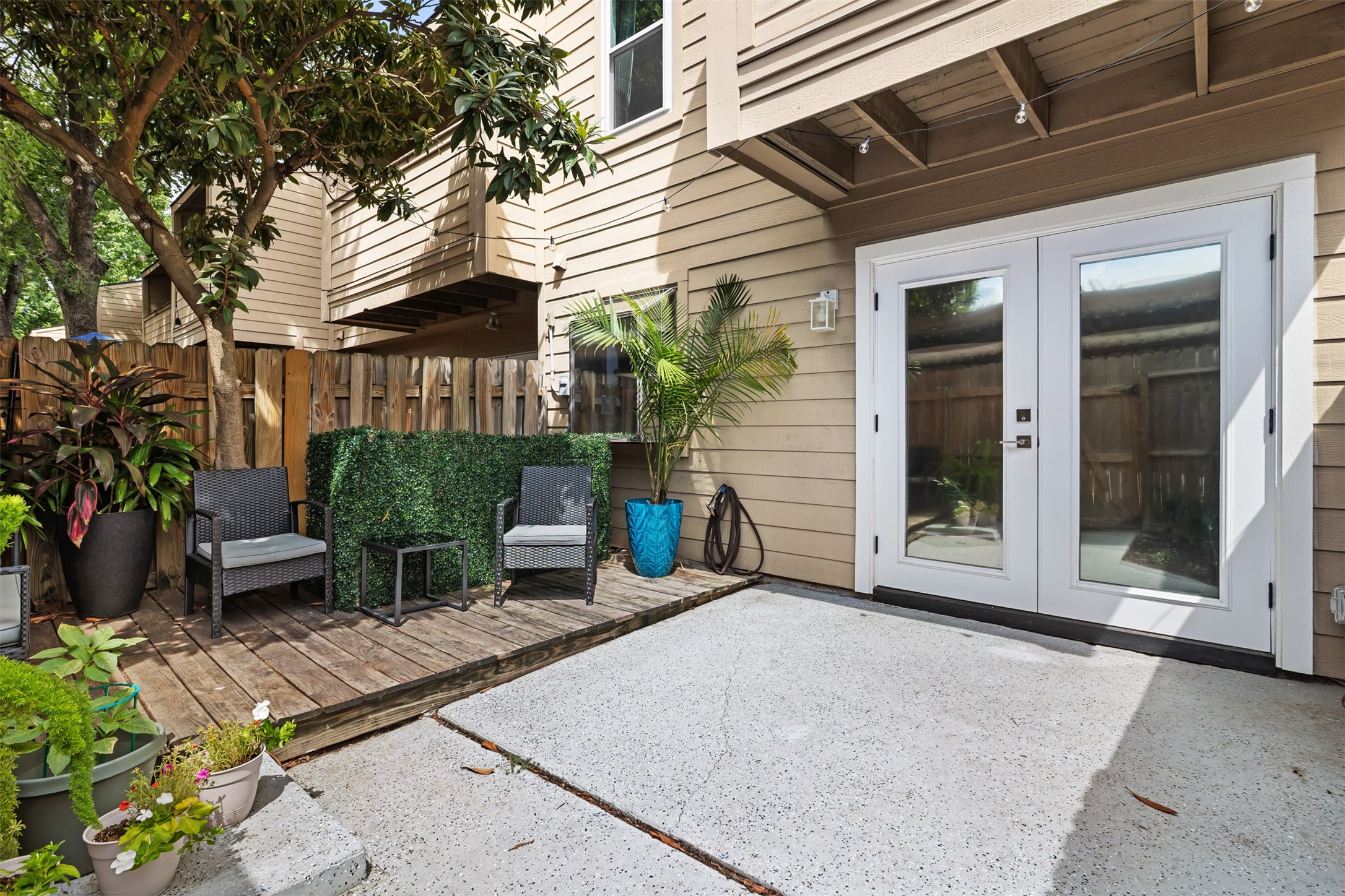 1500 Sandy Springs Road, Unit 22 Houston, TX 77042 - Photo 3 of 5 Inviting outdoor patio