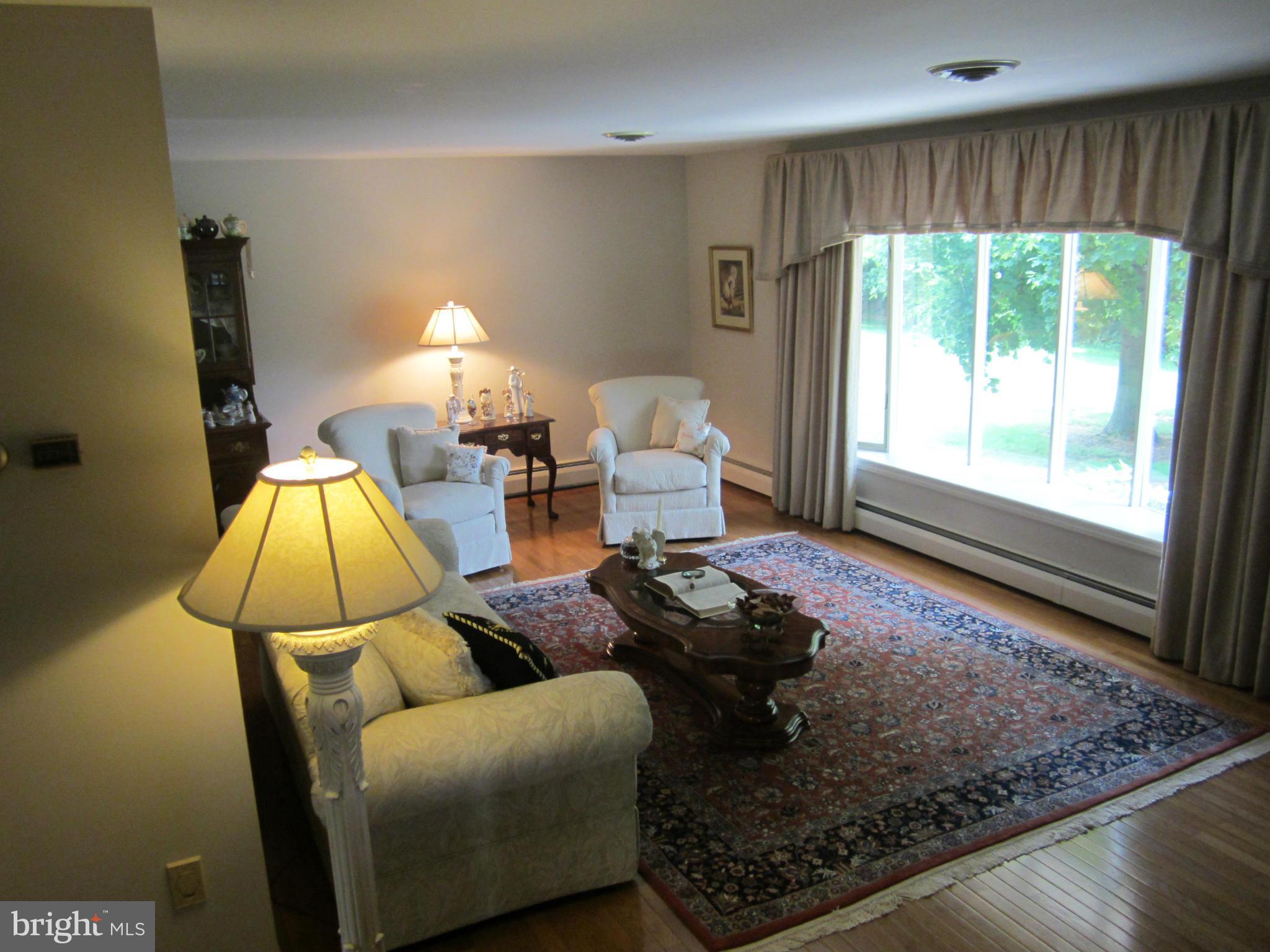 15307 Dellinger Road Williamsport, MD 21795 - Photo 9 of 29 Living Room