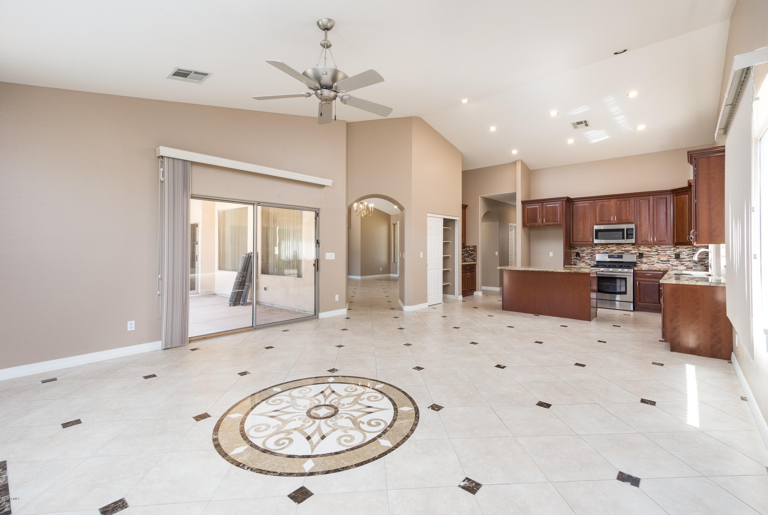 002_Family_Room_to_Kitchen[1]