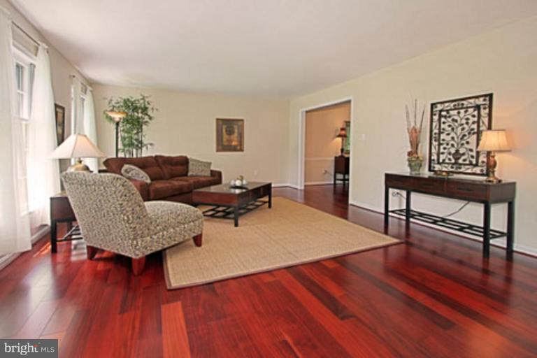 11978 Grey Squirrel Lane Reston, VA 20194 - Photo 14 of 21 Living Room